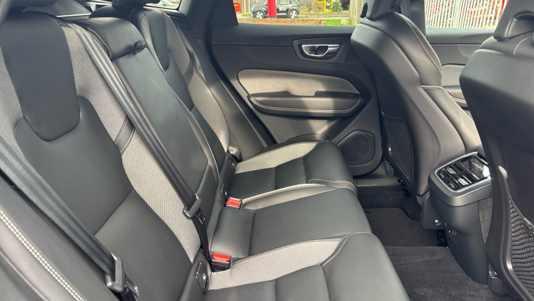 Volvo XC60 2.0 B5P Plus Black Edition 5dr AWD Geartronic Petrol Estate